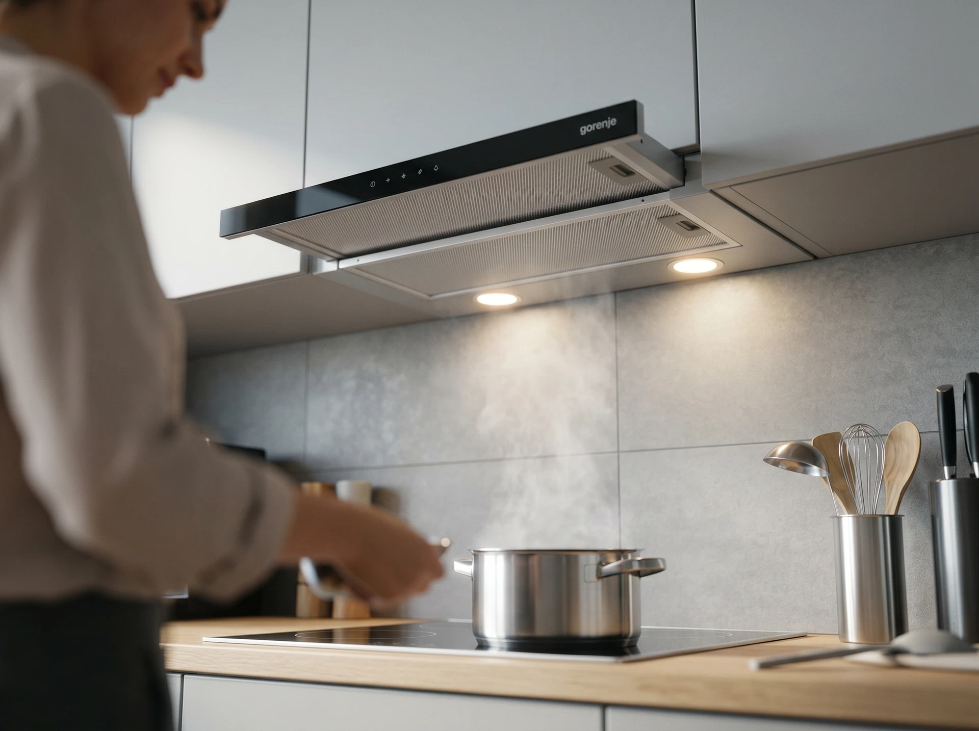 Gorenje TH60E8SGB встраиваемая вытяжка в кухонном интерьере — серебристый корпус, выдвижной козырёк