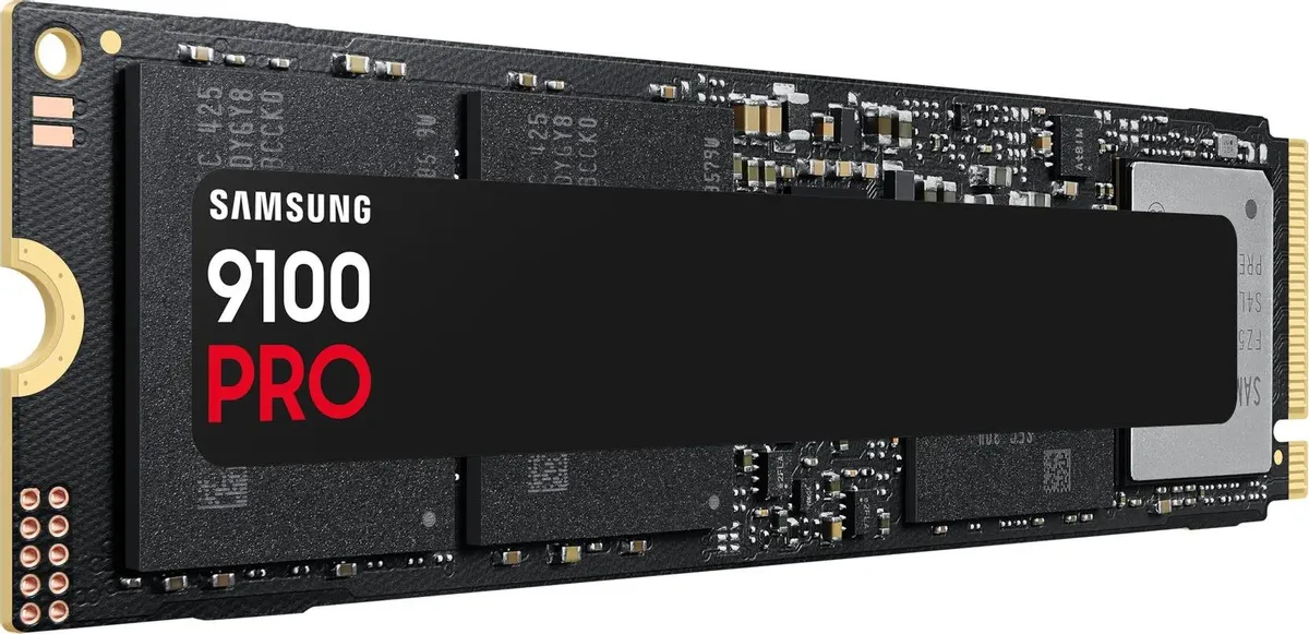Samsung 9100 PRO 2ТБ вид сбоку — микросхемы памяти 3D NAND TLC и золотистые контакты M.2