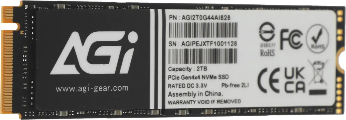 AGI AI828 2 ТБ NVMe под углом — золотые контакты M.2 и спецификации на этикетке