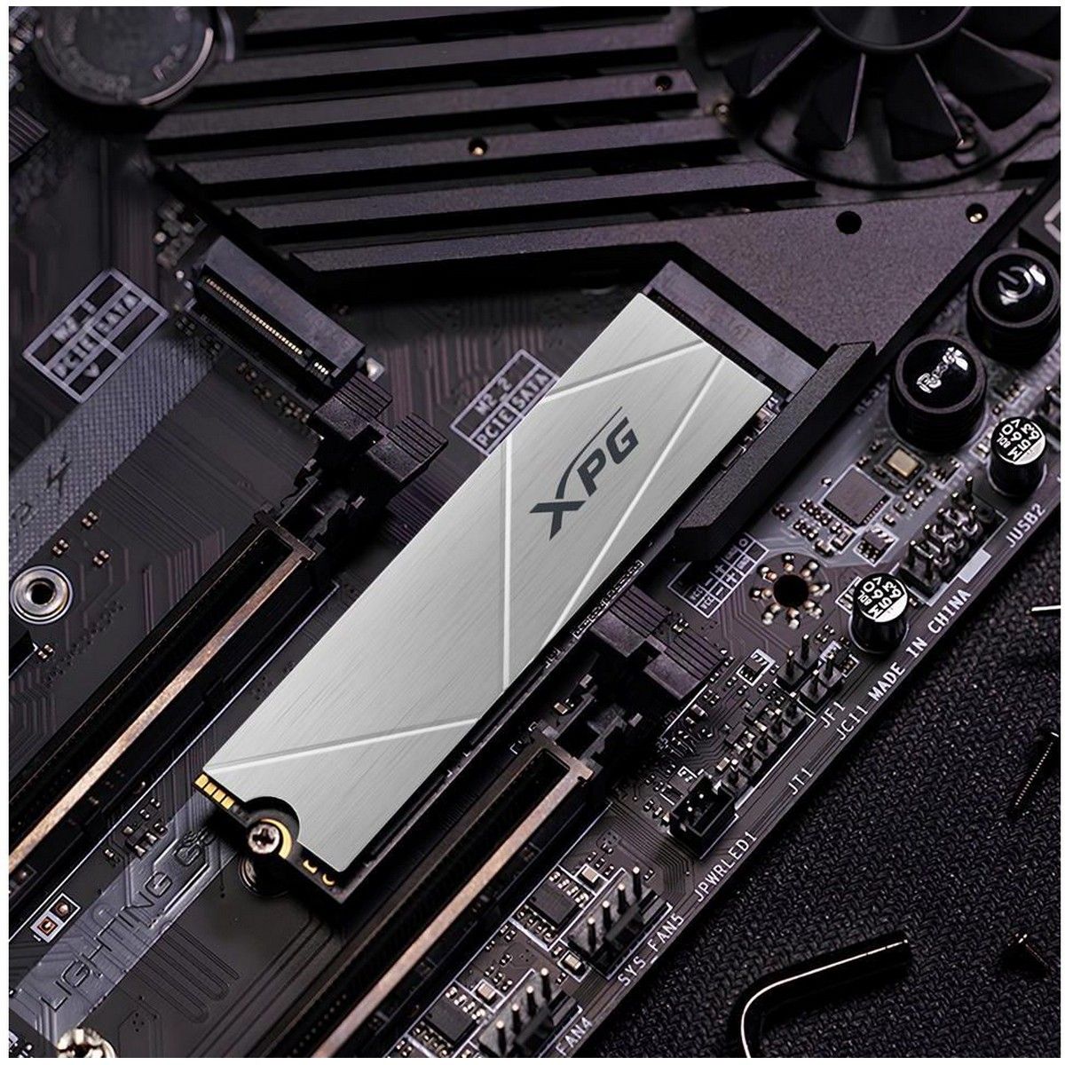 ADATA XPG Gammix S60 1TB установлен в слот M.2 на материнской плате — вид сверху