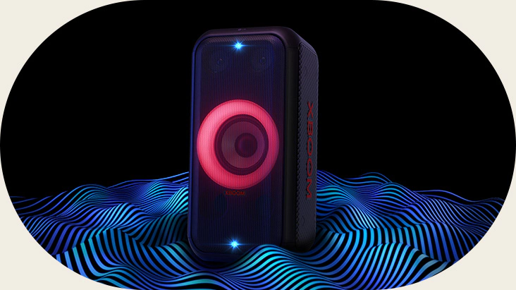 LG XBOOM XL5S стоит в бескрайнем пространстве. Включена красная подсветка сабвуфера и двойной стробоскоп. Сверху колонки отображается звуковой эквалайзер. От нижней части динамика исходят звуковые волны, подчёркивающие глубокий бас.