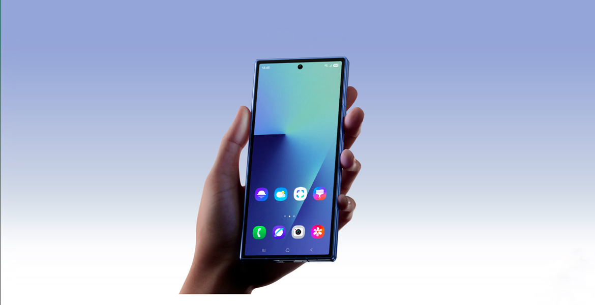Samsung Galaxy Z Fold7 &mdash; внешний дисплей в руке