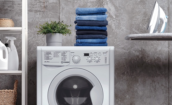 Indesit EcoTime IWUB 4105 панель управления — вид сверху, встроена в интерьер с полками