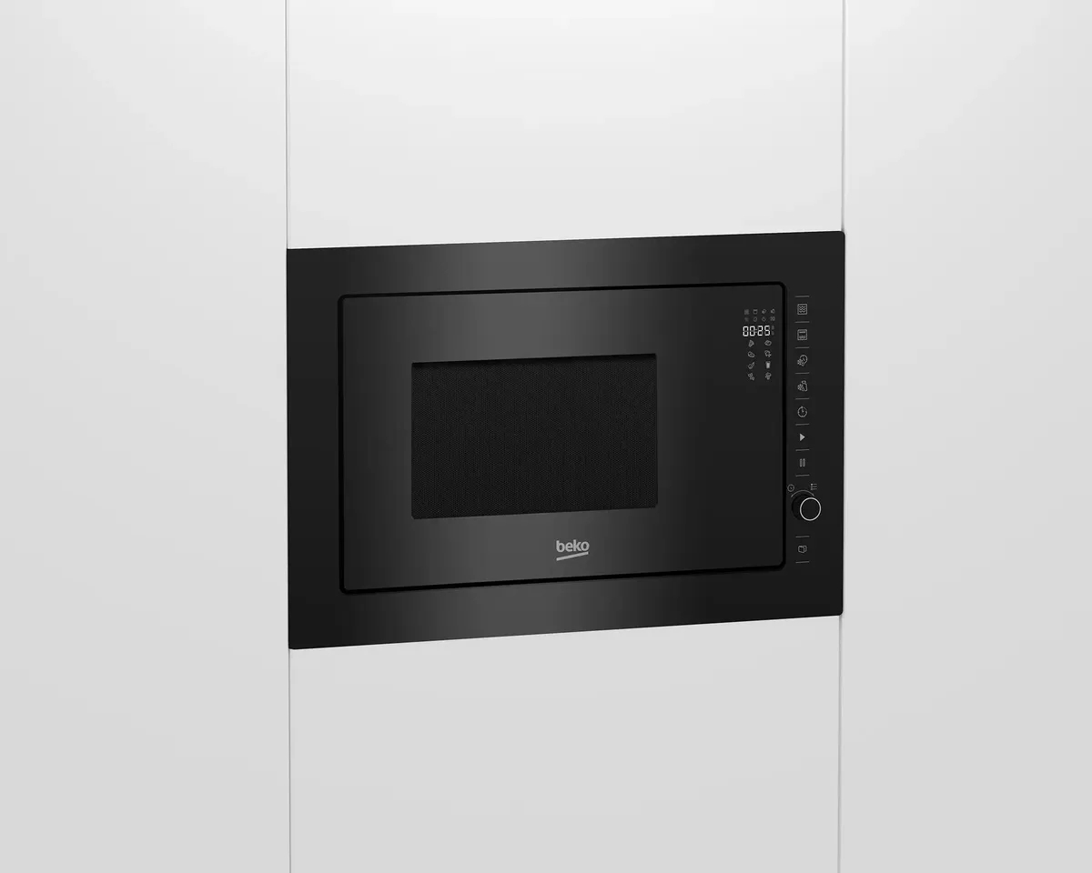 Beko BMGB25333BG встраиваемая микроволновая печь вид спереди черный корпус дисплей