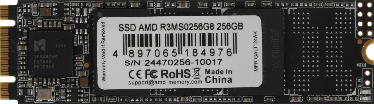 AMD Radeon R3MS0256G8 — вид сверху, этикетка с техническими данными, микросхемы 3D NAND и разъём M.2