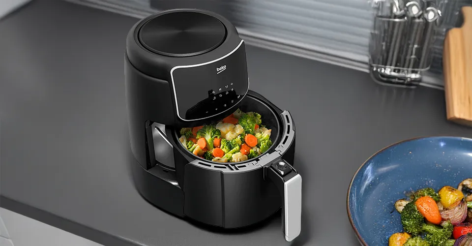 Beko FRL 2244 B аэрогриль с открытой корзиной и готовым блюдом из овощей и мяса