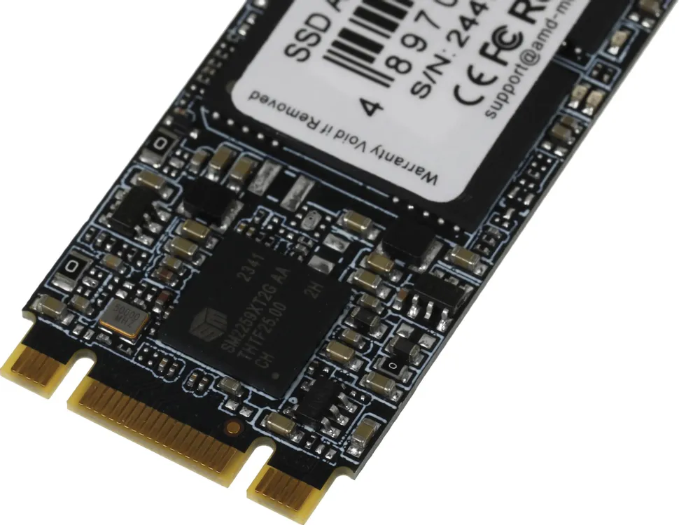 AMD Radeon R3MS0240G8 M.2 SSD угловой вид — ключи разъёма и компоненты платы