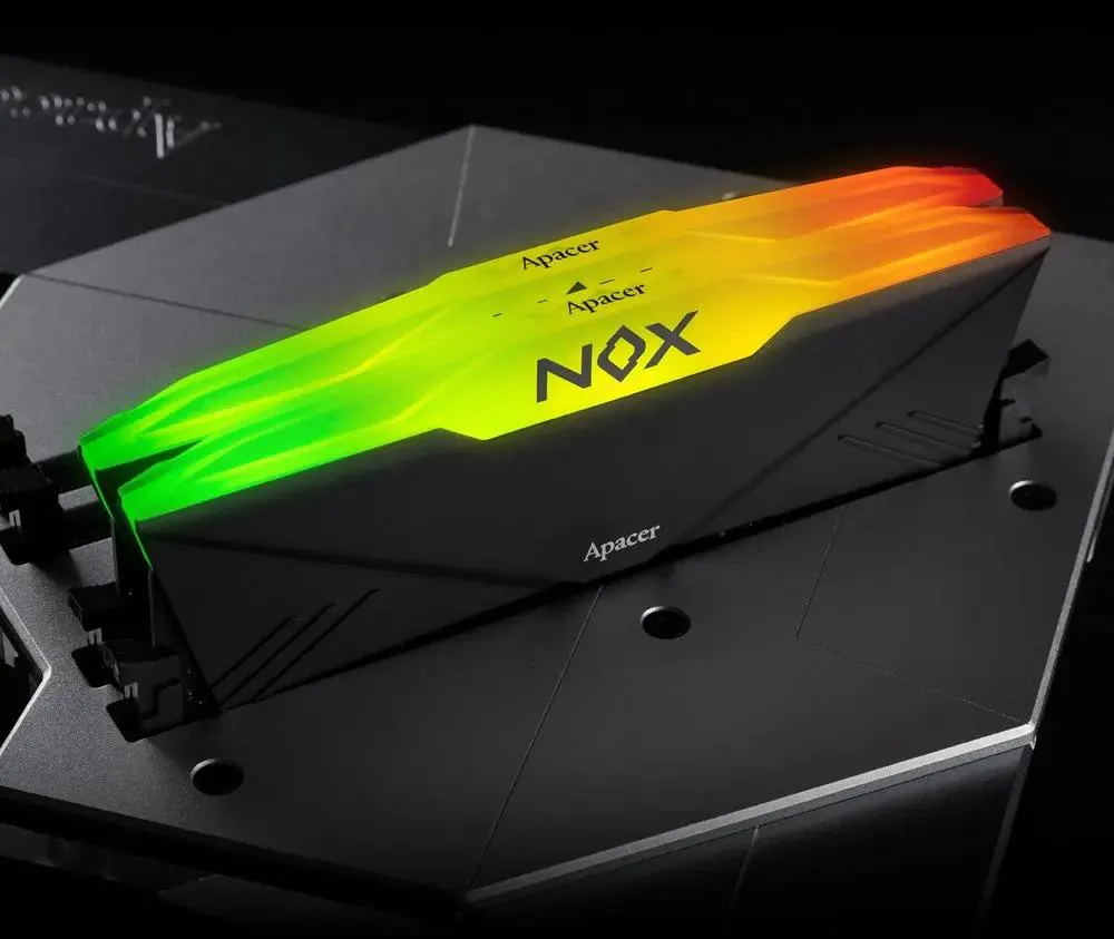 Apacer Nox AH4U32G32C28YNBAA-2 DDR4 32 ГБ — вид на радиатор и RGB-подсветку