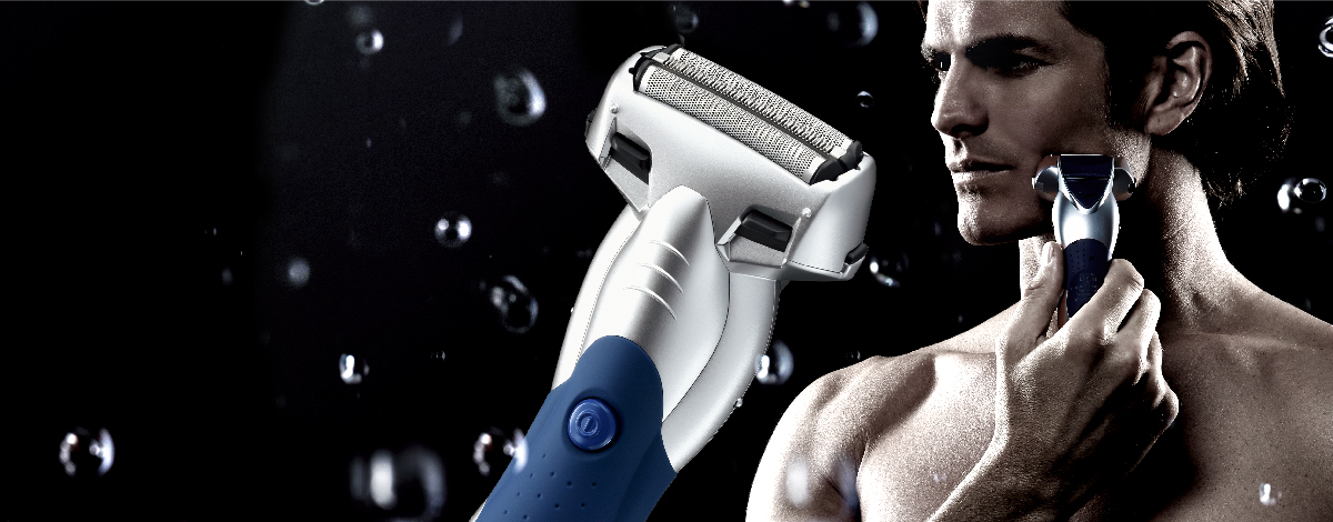 Panasonic ES-SL41 в руках мужчины &mdash; демонстрация влажного бритья с каплями воды