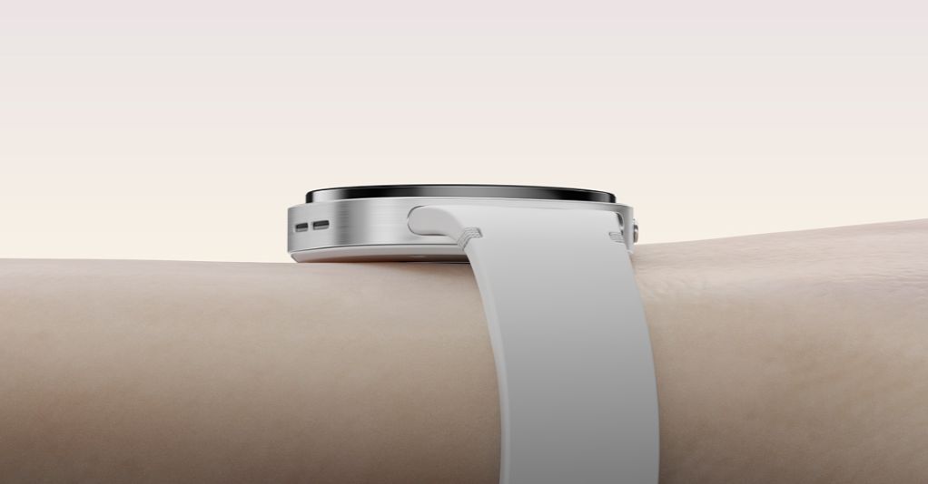 Samsung Galaxy Watch8 на запястье &mdash; демонстрация посадки, белый силиконовый ремешок