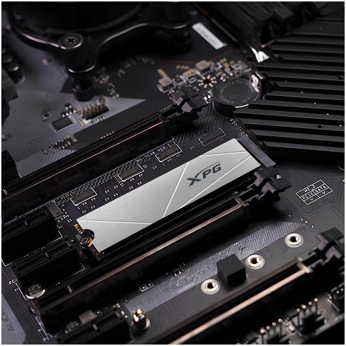 ADATA XPG Gammix S60 крупный план в разъеме M.2 — контакты и установка на материнскую плату
