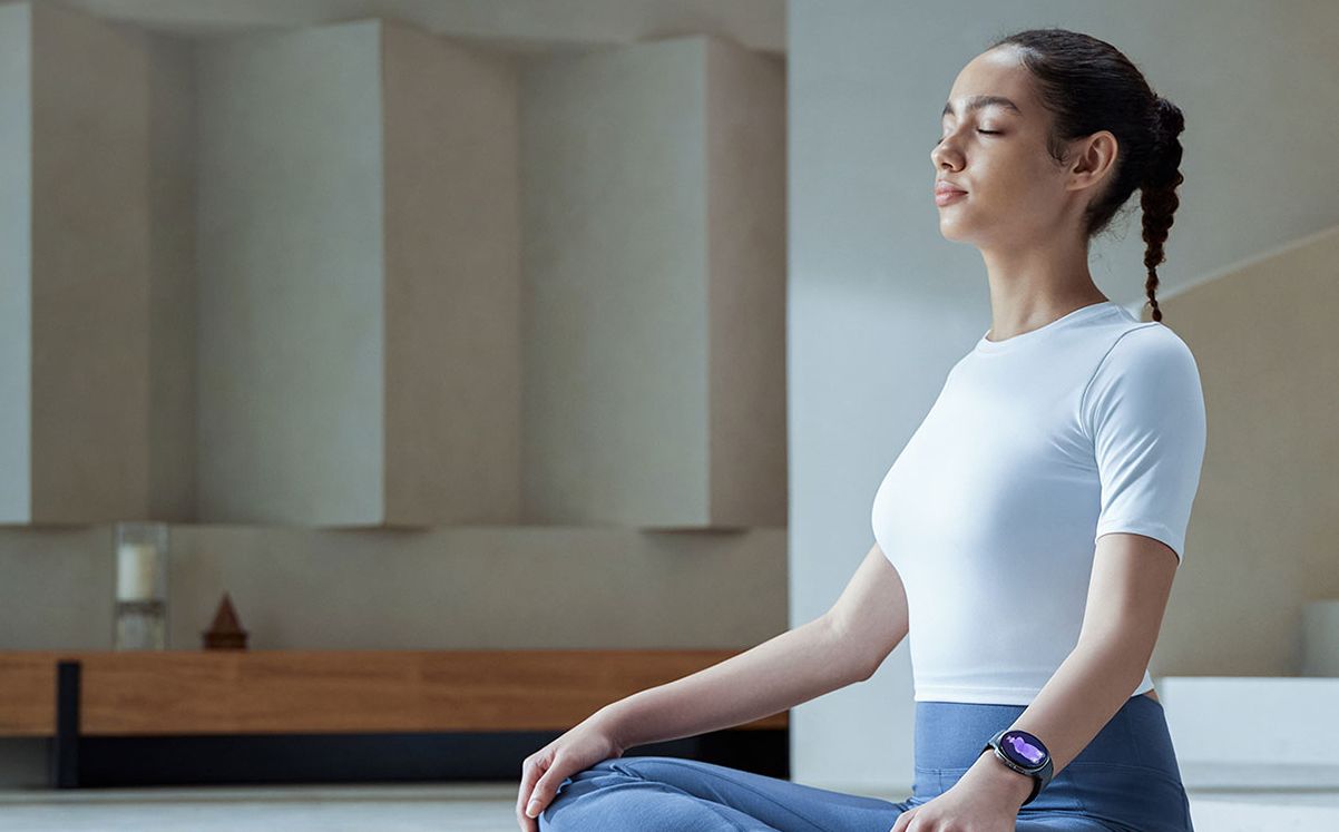 Samsung Galaxy Watch8 на запястье в медитативной позе &mdash; демонстрация носки и круглого дисплея