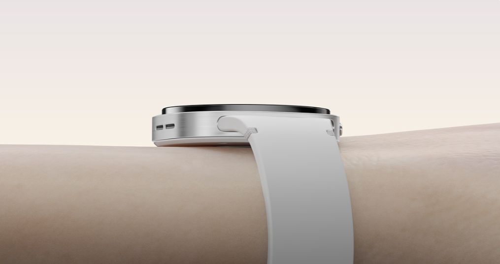Samsung Galaxy Watch8 на запястье &mdash; вид сверху, посадка и комфорт при носке с белым ремешком