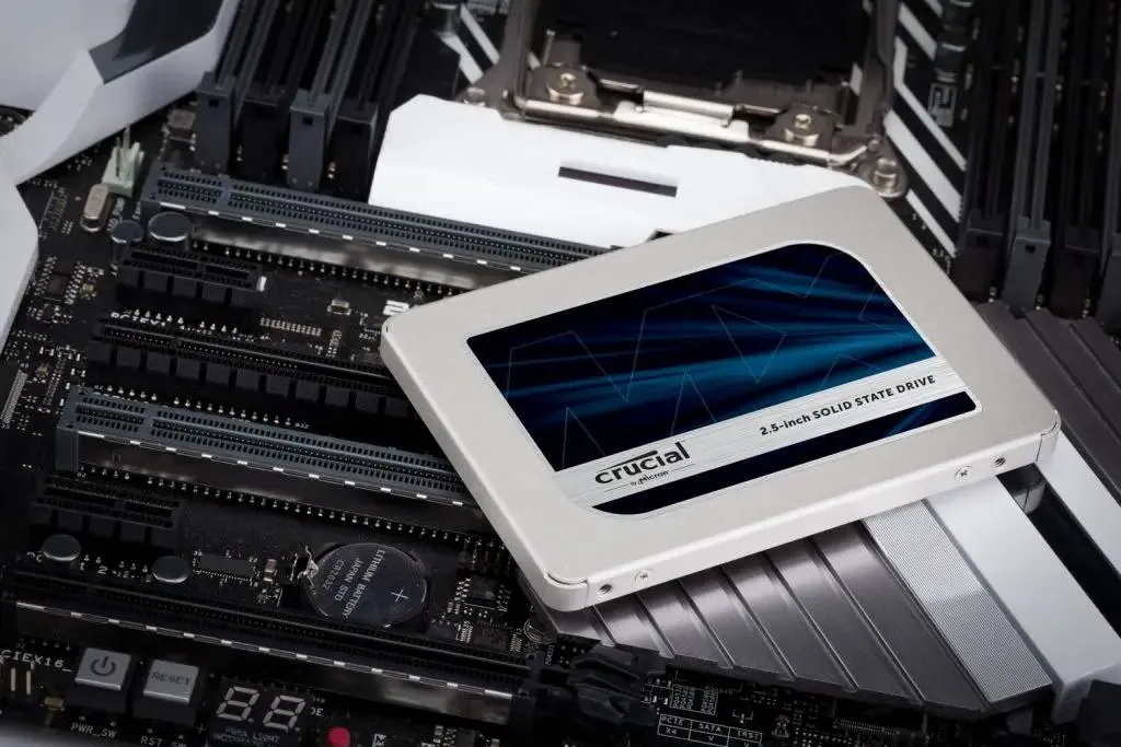 Crucial MX500 1TB установка на материнскую плату монтаж SATA интерфейс