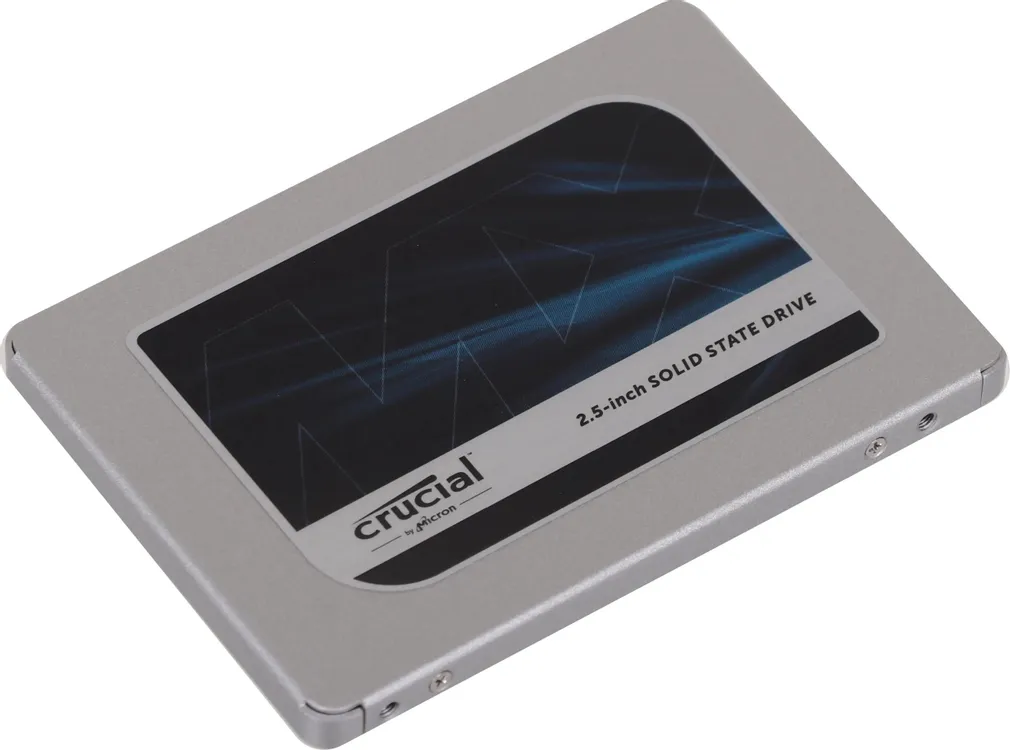 Crucial MX500 1TB вид под углом корпус с интерфейсом SATA подключение