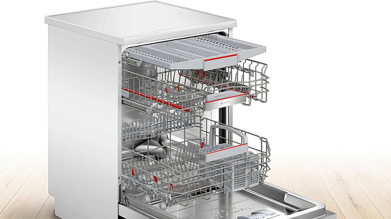 Bosch SMS6ZCW37Q открытая посудомоечная машина с выдвинутыми корзинами &mdash; вид на внутреннее устройство и вместимость 14 комплектов