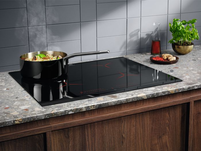 Electrolux EIP6446 встроена в столешницу — конфорка с кастрюлей, красные индикаторы нагрева