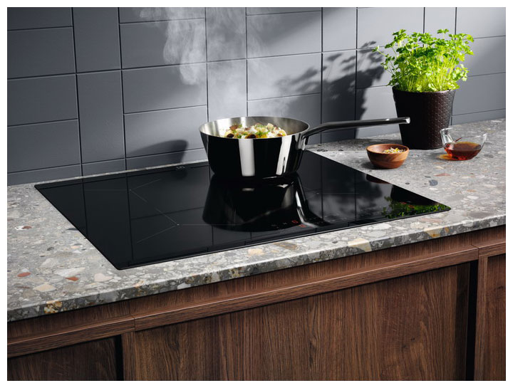 Electrolux EIT61443B в интерьере кухни — кастрюля на индукционной конфорке