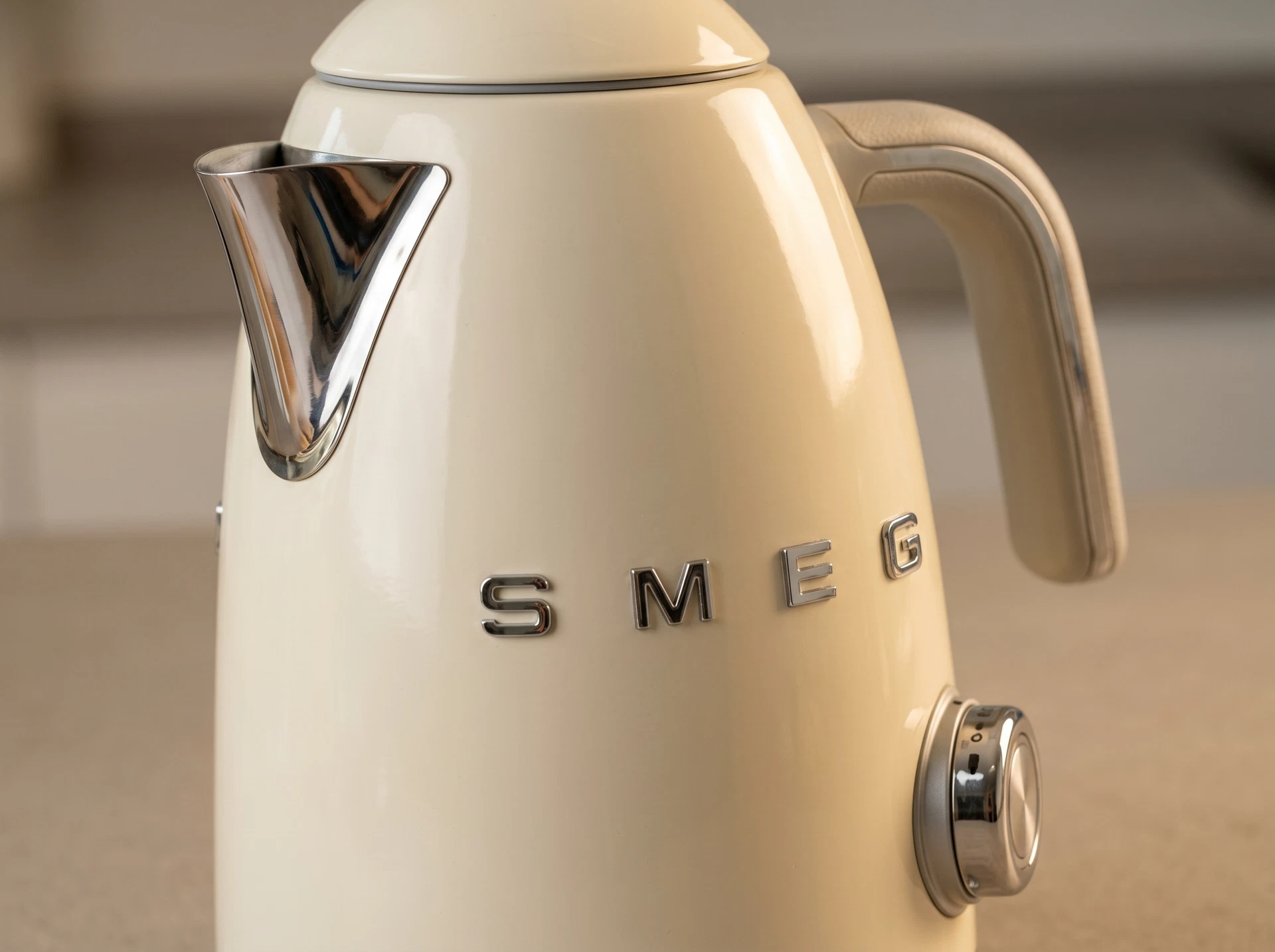 Smeg KLF03MLMEU бежевый в современном интерьере кухни