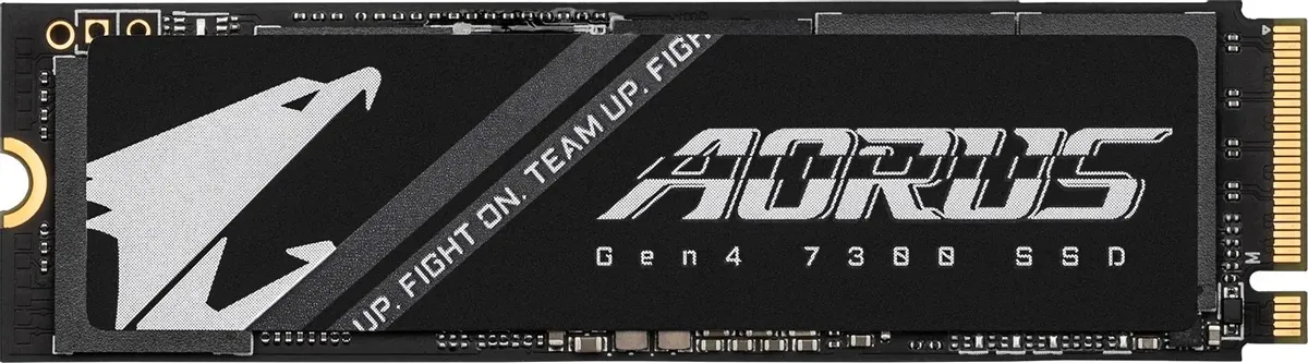 Gigabyte Aorus Gen4 7300 вид сверху — M.2 разъём с золотыми контактами и логотип AORUS на чёрном корпусе