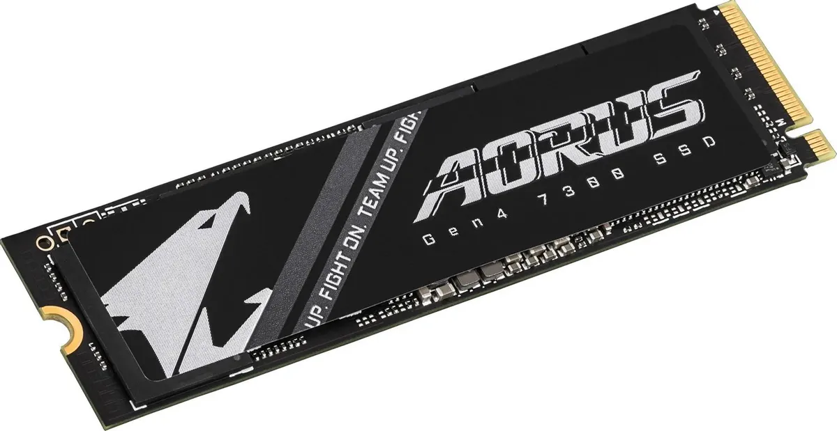 Gigabyte Aorus Gen4 7300 2 ТБ под углом 45 градусов — тонкий M.2 форм-фактор 2280 с золотыми контактами и фирменным дизайном AORUS