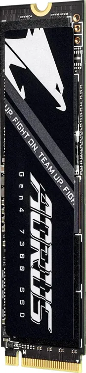 Gigabyte Aorus Gen4 7300 профиль и толщина — вертикальный вид M.2 накопителя с фирменным чёрным корпусом и белым логотипом AORUS