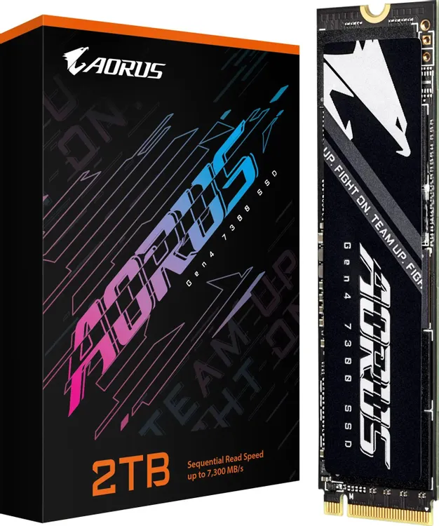 Комплектация Gigabyte Aorus Gen4 7300 2 ТБ — коробка с указанием скорости до 7300 МБ/с и сам M.2 накопитель рядом