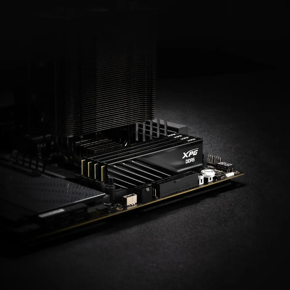 ADATA Lancer DDR5 боковой вид радиатора конструкция модуля на материнской плате