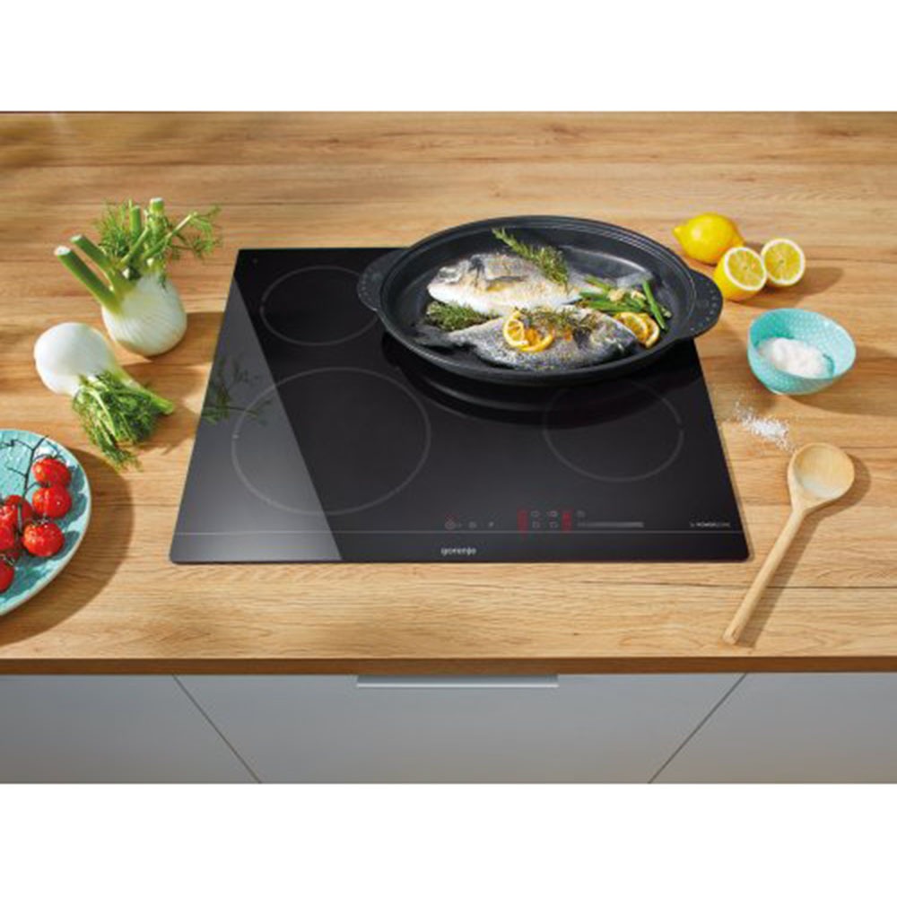 Gorenje ECS643BCSC индукционная варочная панель с приготовлением рыбы в сковороде — вид сверху