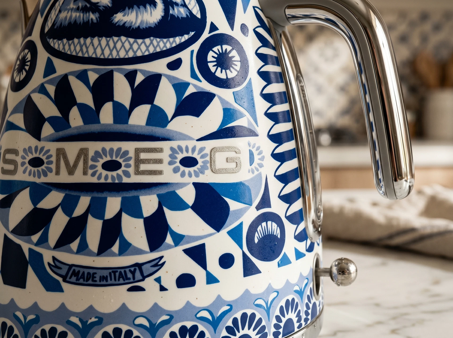 Smeg KLF03DGBEU Dolce&Gabbana разноцветный орнамент D&G на нержавеющем корпусе крупным планом