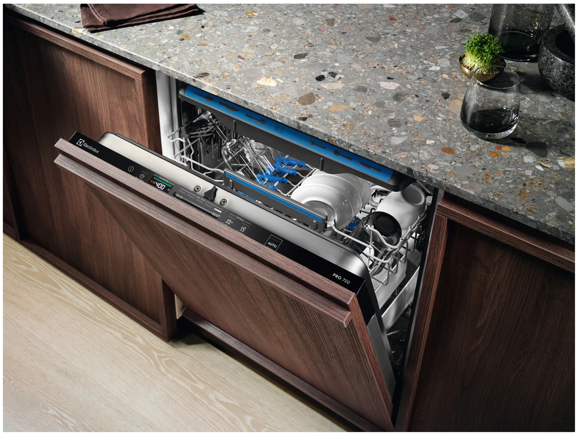 Electrolux EES848200L встраиваемая посудомоечная машина открытая дверца с загруженной посудой и третьей корзиной