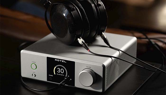 Rotel DX-3: фронтальная панель, 4.4-мм и 6.3-мм выходы для наушников