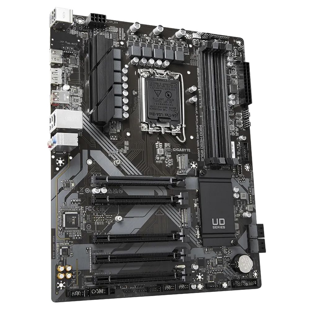 Gigabyte B760 DS3H DDR4 вид под углом &mdash; разъёмы задней панели, слоты PCIe, питание 24-pin и 8-pin